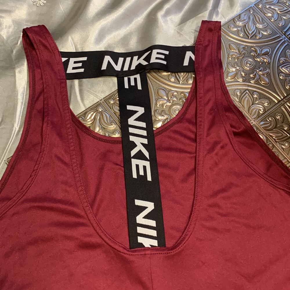 🌹Nike • Cute & Soft Women's Red Signature Workout Tank Top - Picture 5 of 7